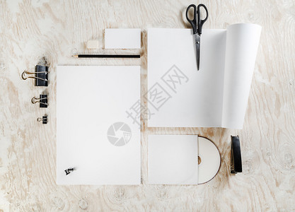 在木桌背景上设置的空白文具空白ID模板设计师品牌标识的样机您图片