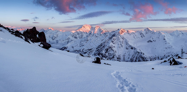 在雪山的美丽春天景观图片