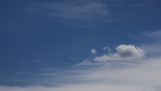 在背景蓝天的云彩极简主义图片