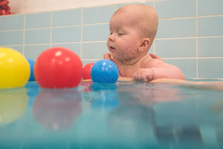浮潜潜水快乐的婴儿女婴享受她第一次与母亲背景