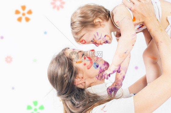 快乐的妈和宝玩油漆的脸与孩子玩的游戏会影响早期发育花足够的时间陪图片