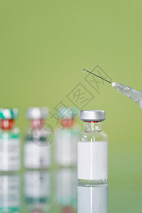 疫苗药瓶和注射器图片