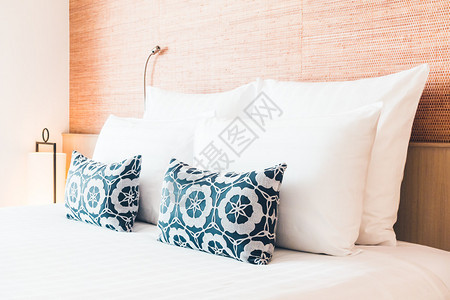 室内卧室的床垫装饰上美丽的白色枕头图片