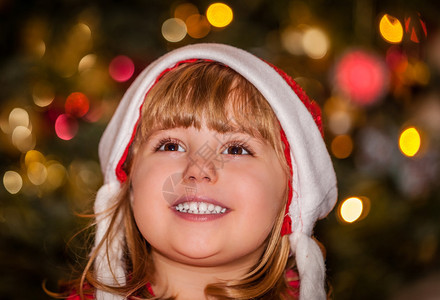 可爱的圣诞女孩和圣诞树图片