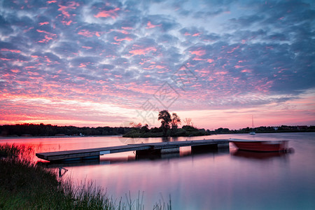 湖面景色美丽的天空和日出时的码头在长背景图片