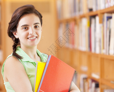 学生女孩在图书馆图片