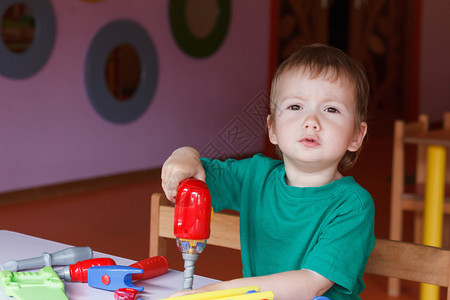 在幼儿园玩具工的小孩男图片