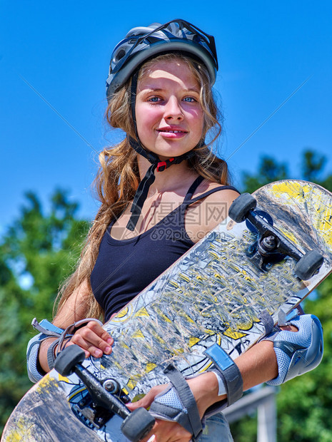 外出玩滑板的青少年滑板图片