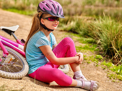 自行车自行车孩子快乐的孩子坐在自行车附近的路上自行车赛的概念孩子戴图片