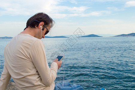 男人在海边打电话图片
