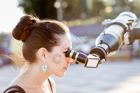 观光的年轻女青年观看着望远镜上美丽图片