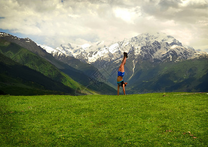 高加索山上美丽的草原上的健身房斯瓦内蒂图片