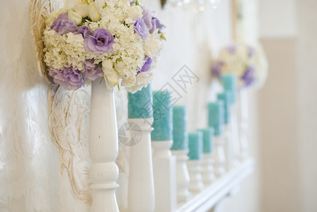 花朵安排白蓝鲜花和蜡烛放在蜡烛架上图片