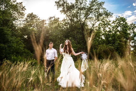 这对夫妇在森林里的麦穗新郎娘在公园的麦穗里新娘图片