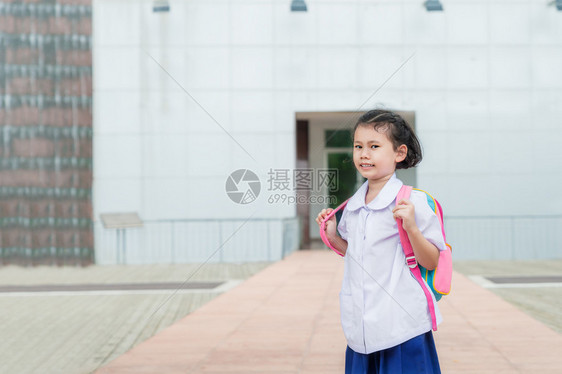 穿制服的亚洲女学生去上学生回到图片