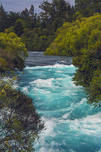 Huka瀑布是瓦伊卡托河上的一系列瀑布背景图片