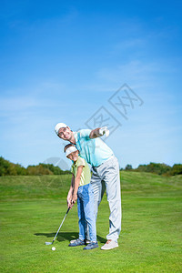 打高尔夫球的父子图片