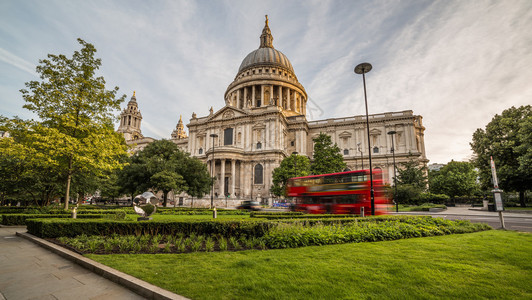 伦敦市中心圣保罗大教堂的景象图片