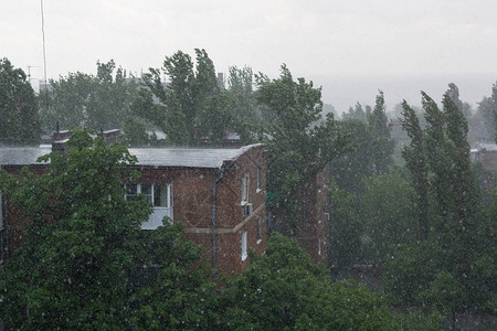 房子顶部的大雨图片