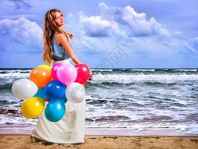 女孩在海边散步时会保持彩色气球图片