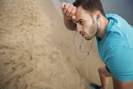 男人擦着额头上的汗水图片