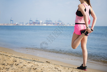 女人在慢跑前伸展双腿图片