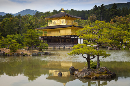 金殿日本京都著名的佛教寺庙图片