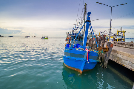 渔船出海捕鱼渔民是泰国海滨城市一直图片