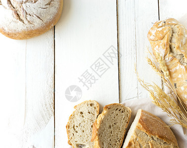 木制背景上不同的乡村面包架图片