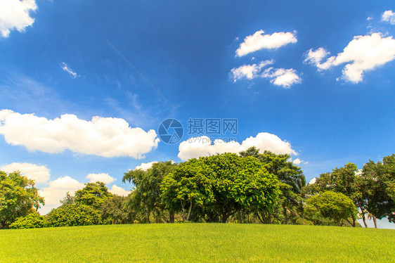 蓝色天空上美丽的图片