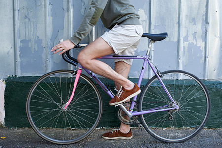 穿短裤的人骑着单车靠图片