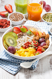 燕麦粥加新鲜水果和超食品用于健康早餐图片