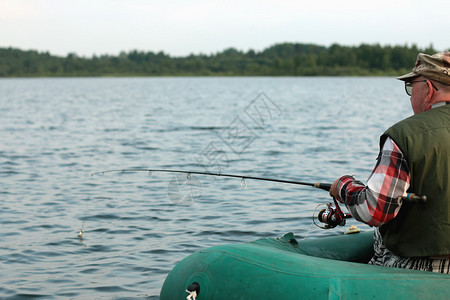 在船上钓鱼的旋转渔夫图片