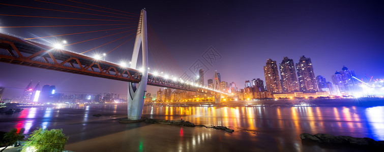 夜间重庆桥附近的市风景图片