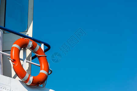 白色游艇一侧的亮橙色星光生命保护图片
