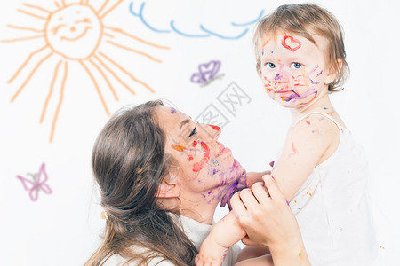 妈和宝用彩色墨水绘画与孩子玩的游戏会影响早期发育花足够的时间陪图片