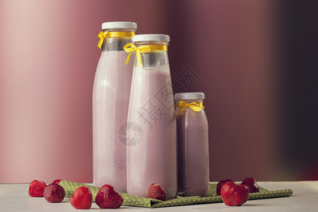 新鲜的奶昔用草莓味煮熟健康的生活方式图片