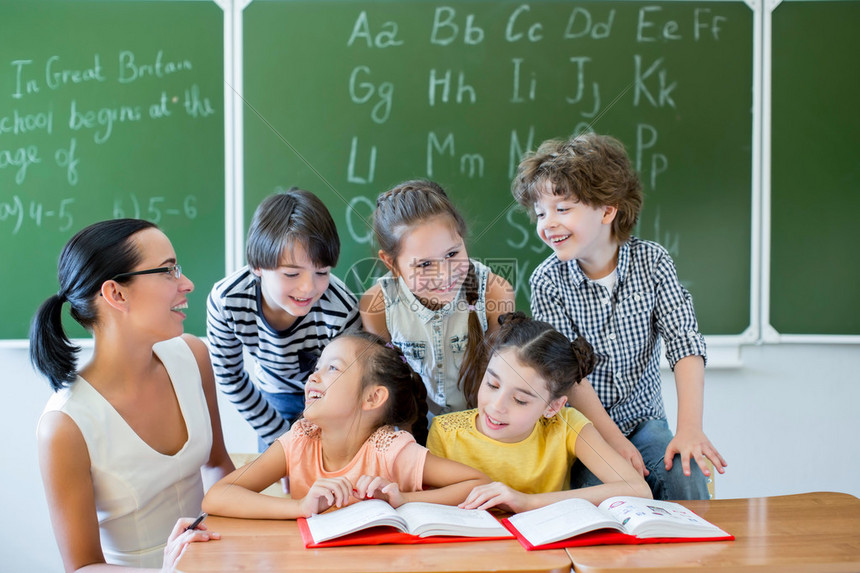 孩子们在学校上课高清图片下载-正版图片507298993-摄图网