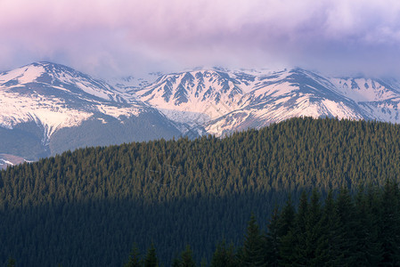 雪中山顶的山峰图片