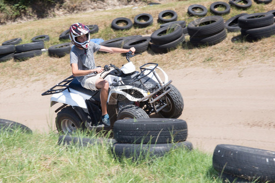 男人或小男孩正在驾驶四轮摩托车图片