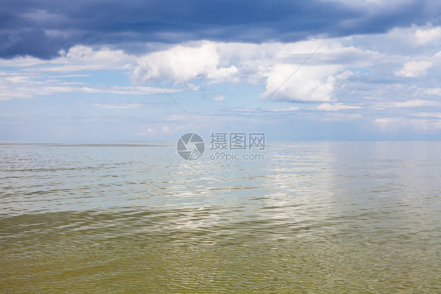 自然背景亚速海平静的绿水和蓝天白云和雨云Temryuk湾图片