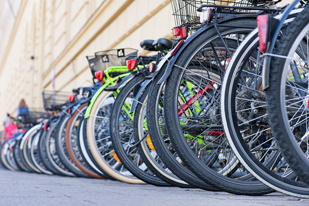 在人行道上排成一排的自行车组选择焦点在欧洲大城市停放自行图片