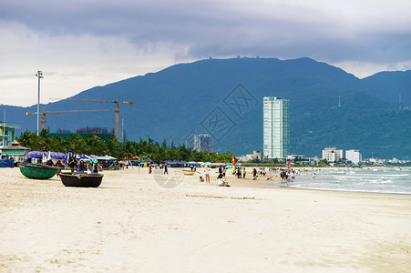 越南岘港海滩的竹制防水圆形渔船它也被称为NonNuoc海滩背景是南图片