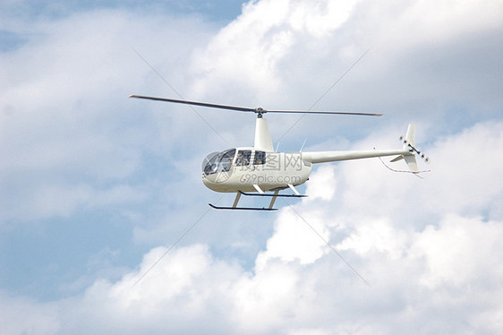 飞行在蓝天的罗宾逊直升机图片