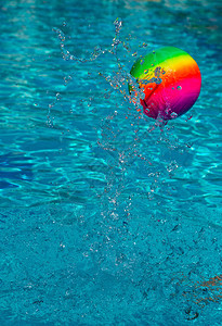 创辉沙滩球在泳池里泼水图片