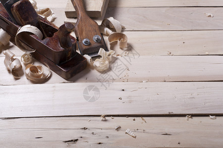 木板上的建筑工具带有锯末木匠工作场所顶部视图文本复图片