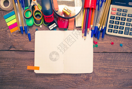 钢笔记本放大镜计算器和铅笔小学生和学生习配件回到学校的概念图片