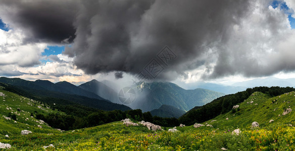 高加索山脉夏季风暴图片