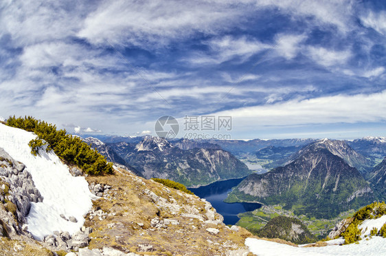 阿尔卑斯山白雪皑的山峰和Hallstattersee湖的全景鸟瞰图鱼眼镜头视图在春天的奥地利高山风景奥地利萨图片