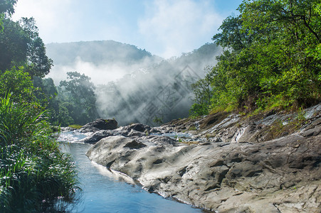 越南山区的日出山区河流多雾路段图片